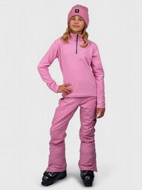 Roza flis majica s polovičnim zadrgo na ovratniku, kombinirana z ujemajočimi roza smučarskimi hlačami in črnimi smučarskimi čevlji. Kapa ima našitek z znamko.