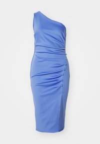 Robe bleue asymétrique longueur genou avec détails froncés, boutons latéraux et fente sur le côté gauche.