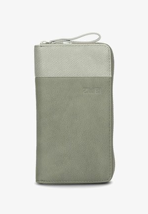 Portefeuille en cuir vert avec une section supérieure en gris texturé. Doté d'une fermeture zippée et d'une sangle de poignet. Logo embossé discret à l'avant.