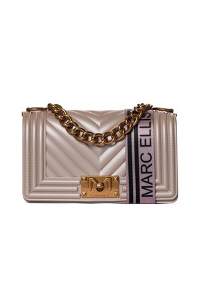 Borsa a tracolla beige trapuntata con una catena dorata, dotata di una chiusura in metallo dorato e un accento in tessuto a righe con testo.