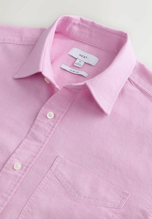 Camicia rosa slim-fit con colletto alla francese, dotata di tasca applicata e bottoni bianchi. Realizzata in un tessuto testurizzato. Etiquette all'interno del colletto.