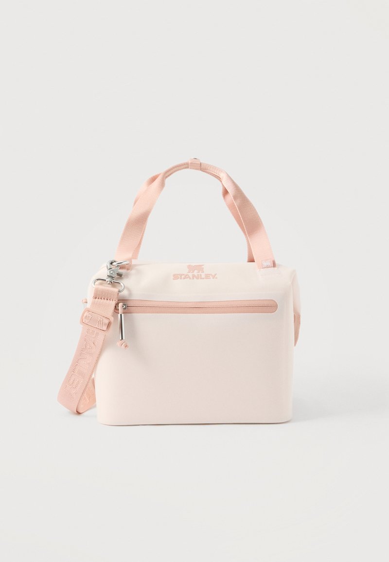 Geantă de prânz izolată roz deschis, cu mânere superioare, curea de umăr reglabilă, buzunar frontal cu fermoar și logo-ul brandului "Stanley".