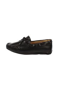 Mocassino in pelle nera con finitura texturizzata, punta arrotondata e dettagli decorativi in pizzo. Presenta occhielli metallici lungo i lati.