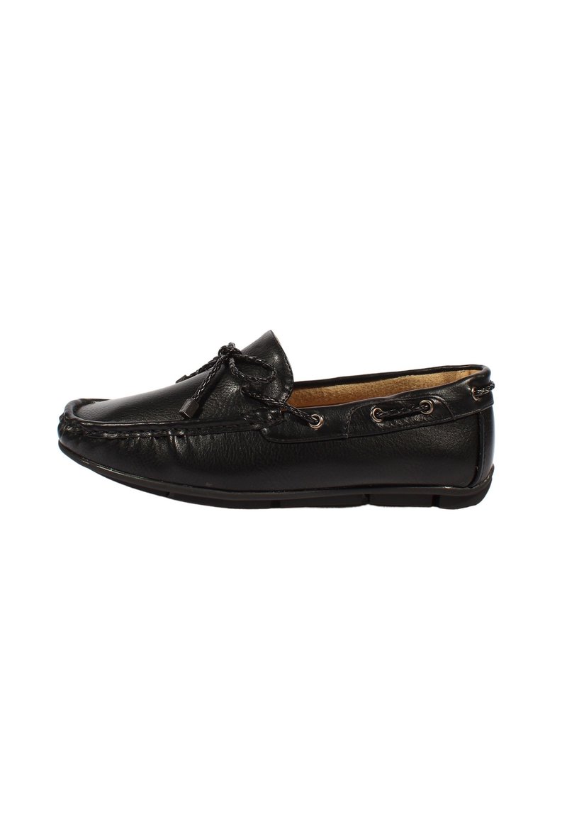 Mocassino in pelle nera con finitura texturizzata, punta arrotondata e dettagli decorativi in pizzo. Presenta occhielli metallici lungo i lati.