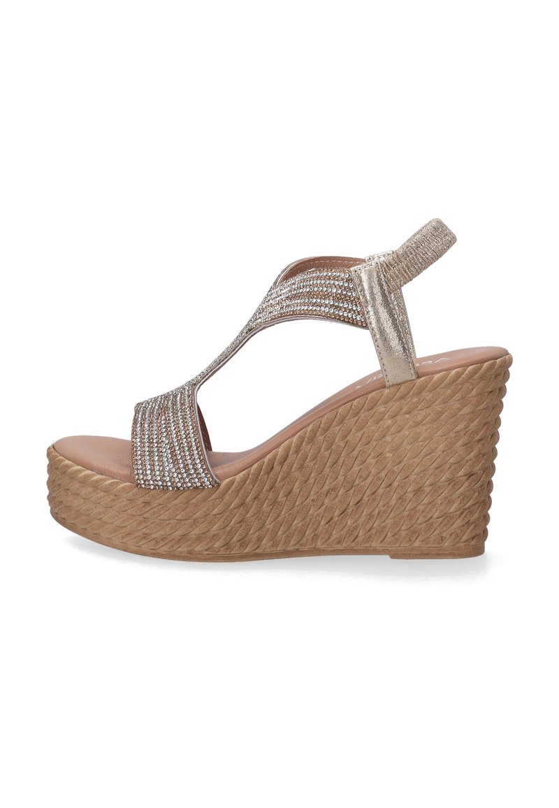 Wedge-sandalen met een glanzende gouden band met rhinestones, een gestructureerde beige wiggenhak en een zachte bruine voetbed. Open teenontwerp.