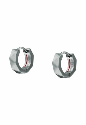 Coppia di orecchini a cerchio esagonali in tono argento con finitura satinata e sottile dettaglio di testo rosso e nero sul lato interno.