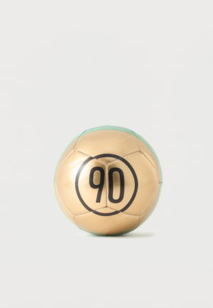 Balón de fútbol dorado y verde menta con el número negro 90 dentro de un círculo en la parte delantera, sobre un fondo blanco liso.