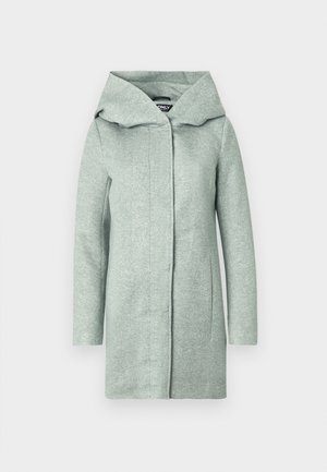 Kaput mente zelene boje s teksturiranim tkanjem, dugim rukavima, velikim kapuljačom i prednjim zatvaračem. Ima ravni kroj i bočne džepove.