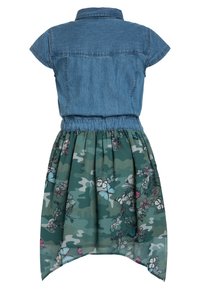 Sukienka dżinsowa z krótkimi rękawami, dopasowaną talią i zwiewną zieloną spódnicą w kamuflaż z wzorem kwiatów i motyli.