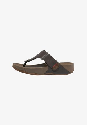 Bruine leren teenslipper met een gevoerde zool en verstelbare band met een klein rood accent aan de zijkant.