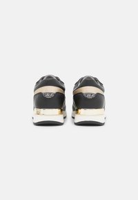Schwarzer und goldener Sneaker mit runder Form, Obermaterial aus Leder, metallischer Ferseneinsatz und weißer Zwischensohle. Glatte Textur mit Markenlogo.