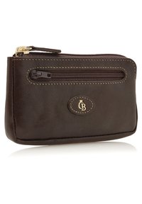 Bruine leren portemonnee met een gladde textuur, met een voorkant met ritsvak, gouden hardware en een cirkelvormig logodetail. Afgeronde hoeken.