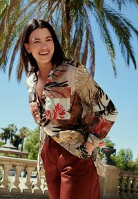 Next LONG SLEEVE REGULAR FIT - Cămașă - safari print