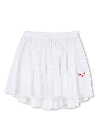 Λευκή φούστα γραμμής Α από υφή ύφασμα, με βολάν στο τελείωμα και ελαστική μέση. Μικρή κόκκινη λεπτομέρεια λογότυπου στο πλάι.