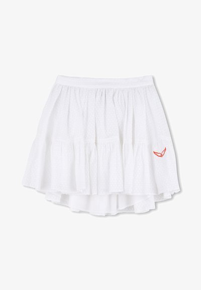 Λευκή φούστα γραμμής Α από υφή ύφασμα, με βολάν στο τελείωμα και ελαστική μέση. Μικρή κόκκινη λεπτομέρεια λογότυπου στο πλάι.