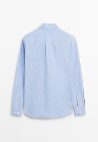 Lichtblauw overhemd met lange mouwen, subtiele dunne witte strepen, manchetten met knopen en een rugstuk met een centrale plooi.