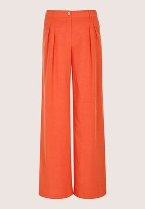 Wijd uitlopende broek in feloranje stof, met voorpijpplooien, een knoopsluiting en een gladde textuur. Ideaal voor zowel casual als formele gelegenheden.