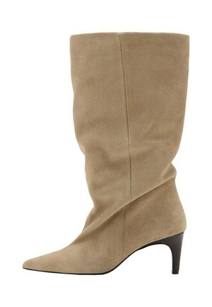 Bota de ante beige para mujer hasta la mitad de la pantorrilla, con puntera puntiaguda y tacón bajo tipo stiletto negro y delgado.