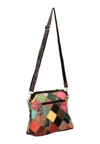 Patchwork håndtaske med livlige firkanter i forskellige farver og teksturer, med en sort justerbar rem og lynlåslommer.