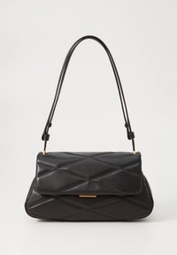 Svart läderhandväska med diamantmönstrad quilt-design, en övervikningsflik och en gulddetalj. Har en justerbar rem.