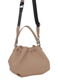 Sac seau en simili cuir beige avec fermeture à cordon, petite anse supérieure et sangle noire amovible. Texture lisse avec des accents en argent.
