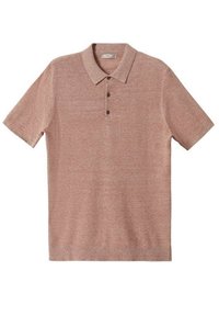 Polo à manches courtes en tissu texturé rose clair. Il est doté d'un col et de trois boutons marron sur la patte de boutonnage, avec un ourlet droit.