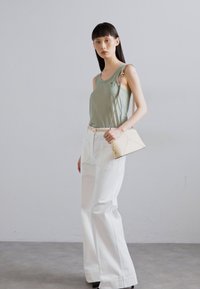 Victoria Beckham CROSSBODY - Torba preko tijela - ivory