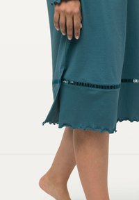 Ulla Popken OPEN ZOOM GESCHULPTE RANDJES RONDE HALS LANGE MOUWEN - Nattrøjer / negligé - petrol