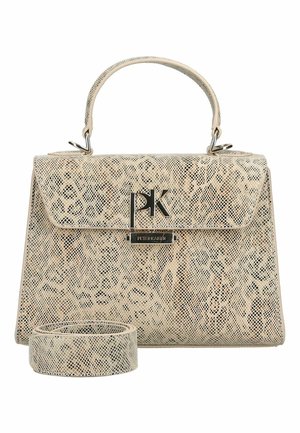 Beigefarbene strukturierte Handtasche mit oberem Griff und abnehmbarem Riemen, mit Metall-"PK"- und "Peter Kaiser"-Logos auf der vorderen Klappe.