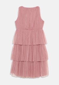 Bezramenné midi šaty v jemné růžové barvě, s vrstevnatým designem, poloprůhlednou plisovanou tkaninou a zapínáním na zip na zadní straně.