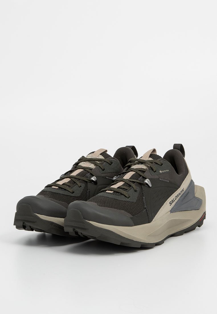 Zapatos de senderismo para hombre en verde oscuro y gris, con parte superior de malla transpirable, suela de goma texturizada y cordones brillantes con acentos de refuerzo.