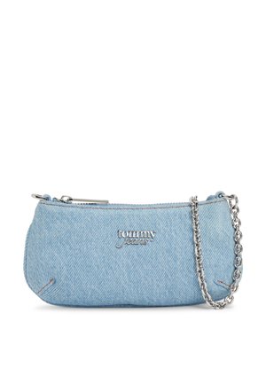 Petit sac d'épaule en denim bleu clair avec bandoulière chaîne argentée et logo métallique "tommy jeans" sur le devant. Fermeture zippée en haut.