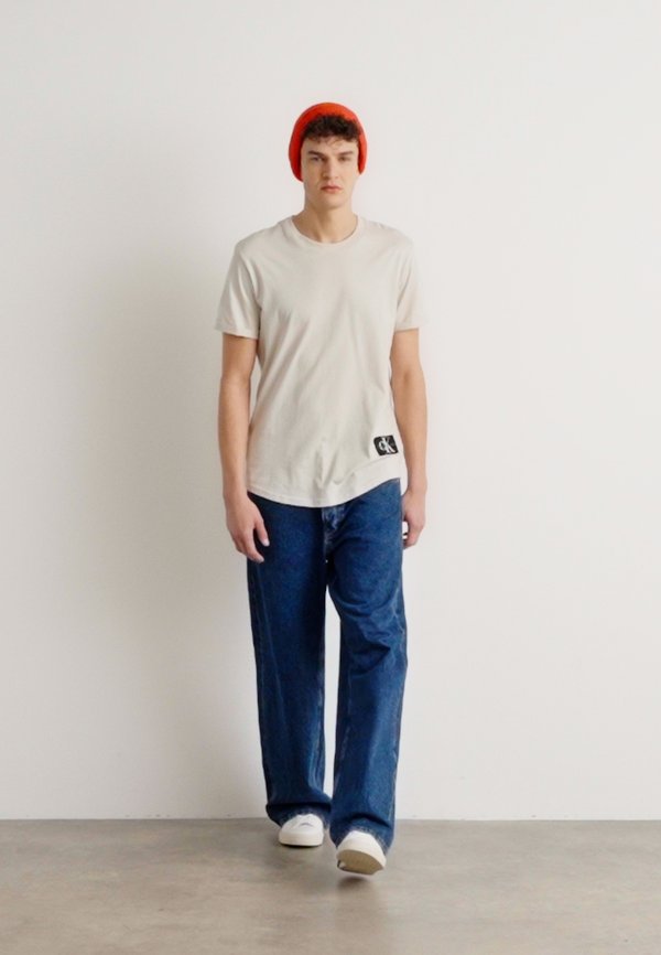 BADGE TURN UP SLEEVE - Basic T-shirt - moonbeam3