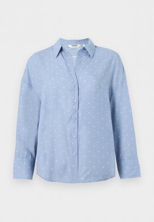 Ανοιχτό μπλε πουκάμισο με μακριά μανίκια, λευκές βούλες και μυτερό γιακά, εμφανισμένο σε απλό λευκό φόντο.