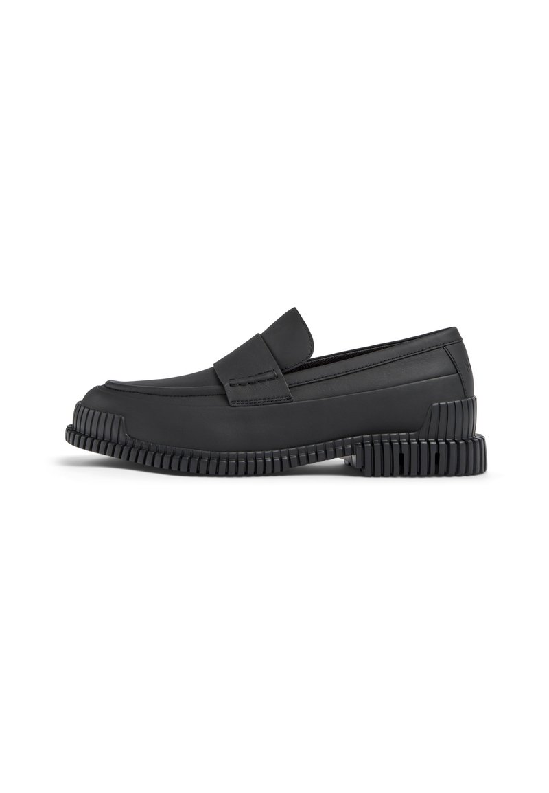 Mustat loafers, jotka on valmistettu sileästä materiaalista, joissa on pyöreä kärki, hillitty ompelu ja teksturoitu uritettu pohja.