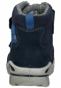 Marineblauwe suède enkellaars met grijze voering, witte rubberen zool en klittenbandsluitingen. Kenmerkt zich door contrasterende blauwe accenten en stikdetails.