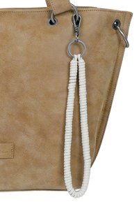 Braune Leder-Tote mit strukturierter Oberfläche, mit silberfarbenen Beschlägen und einem weißen, verdrehten Seil-Detail, das an einem runden Ring befestigt ist.