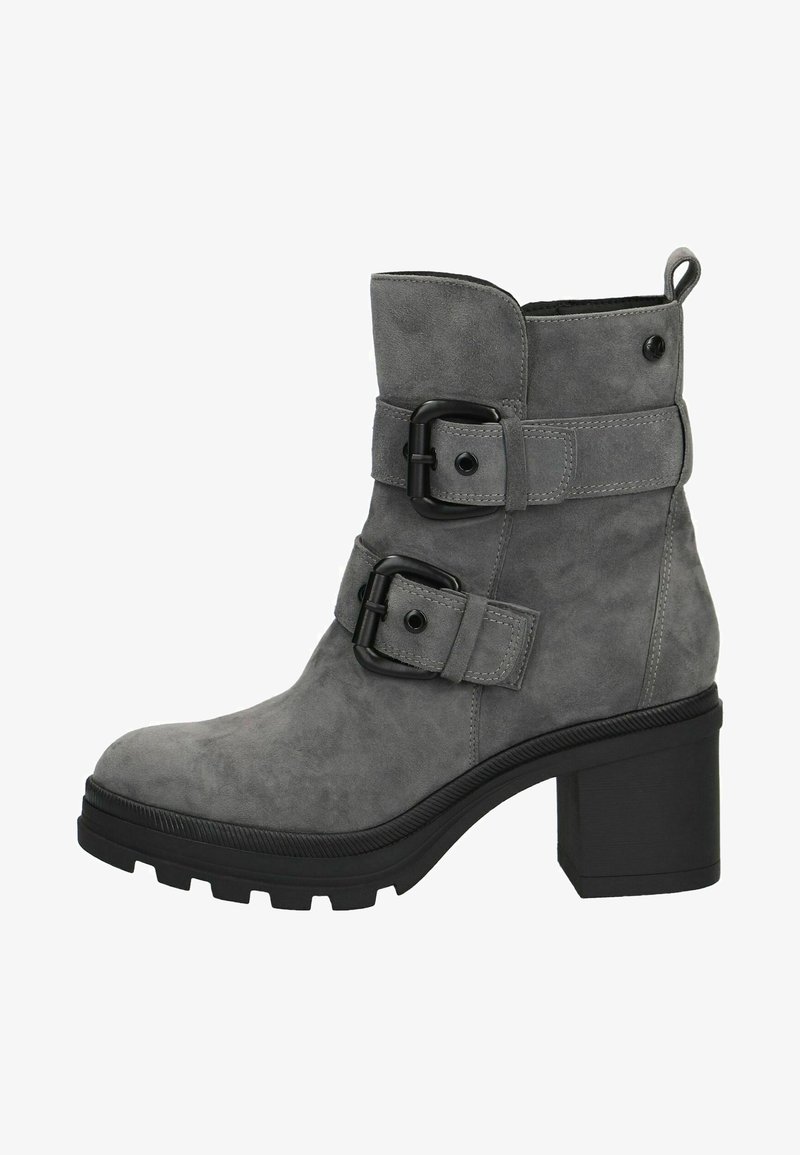 Bottine grise en daim avec deux brides noires à boucle, talon épais, languette de tirage et semelle noire rainurée.