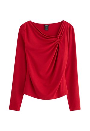Röd långärmad topp med draperad framtill och snodd detalj vid halsringningen. Slät tyg, figurnära passform. Etikett synlig bakåt.