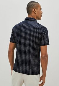 Next THREE PACK - Pólóing - white black navy blue geo print