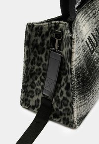Faux fur taske med leopardprint i grå og sort. Sort læderrem med hardware-accenter og syede detaljer. Rektangulær form.
