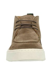 Bruine suède schoenen met ronde neus, voorzien van bruine veters en een witte rubberen zool. Opvallende stiksels langs de randen.