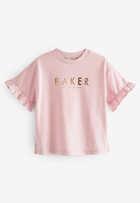 Vaaleanpunainen puuvillapaita, jossa on lyhyet röyhelöhihaut ja kultaisia metalliteksti, joka lukee "BAKER" etuosassa. Silkkinen pinta.