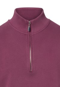 Langärmliger Pullover in tiefem Mauve mit hohem Kragen und halbem Reißverschluss, mit weicher Textur und Rippkragen. Silberner Reißverschluss-Detail.