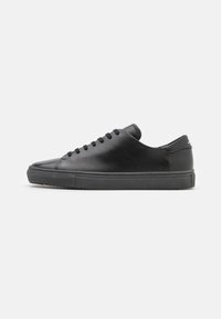 Seleccionado, black