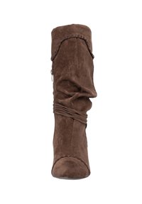 Brauner kniehoher Stiefel aus Wildleder mit gerafftem Design, gesteppten Akzenten und einem dezenten seitlichen Reißverschluss. Der Absatz ist schmal zulaufend für eine schlanke Silhouette.