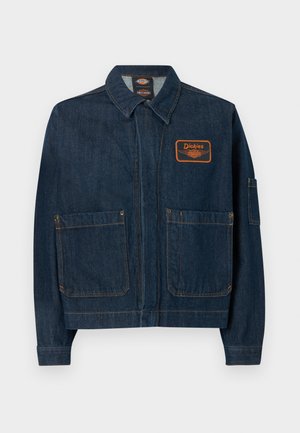 Veste de travail en denim bleu foncé avec deux poches avant, un col et un patch orange Dickies sur la poitrine gauche.