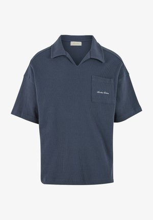 Tengerészkék pamut polo póló V-nyakkal, rövid ujjakkal és mellzsebbel. Finom textúrával és a zsebre hímzett logóval rendelkezik.
