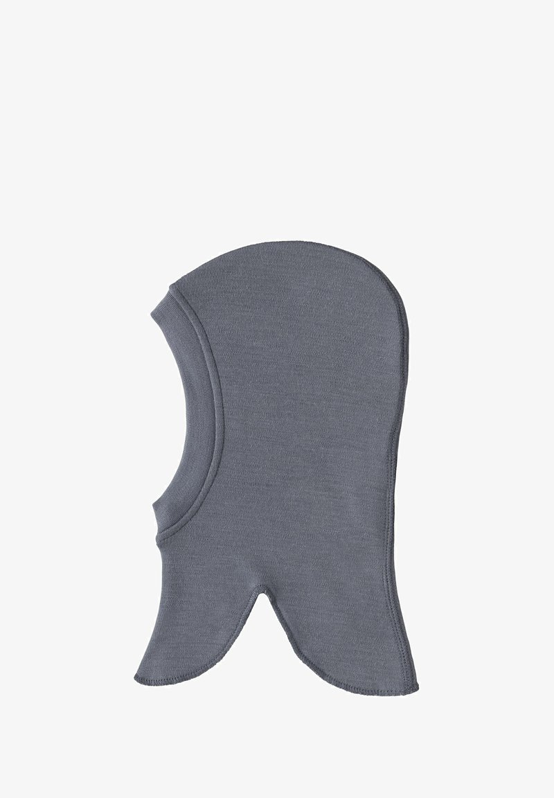 Siva pletena balaclava s zaobljenim vrhom i otvorima za lice i vrat, koja ima glatku teksturu i šivane rubove.