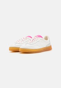 Weiße Ledersneaker mit pinken Akzenten, strukturierter Gummi-Außensohle und passenden pinken Schnürsenkeln. Runde Zehenpartie mit kontrastierender Kautschuksohle.